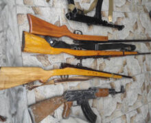У жителя Рышканского района во время обыска нашли ружья и автомат Калашникова
