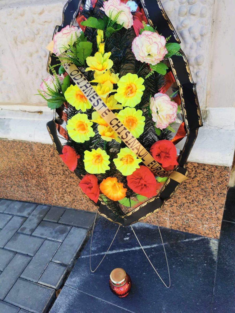 „Aici se odihnește Chișinăul European”. Un tânăr a depus o coroană de flori în fața Primăriei, după ce Ceban a câștigat fotoliul de primar al capitalei