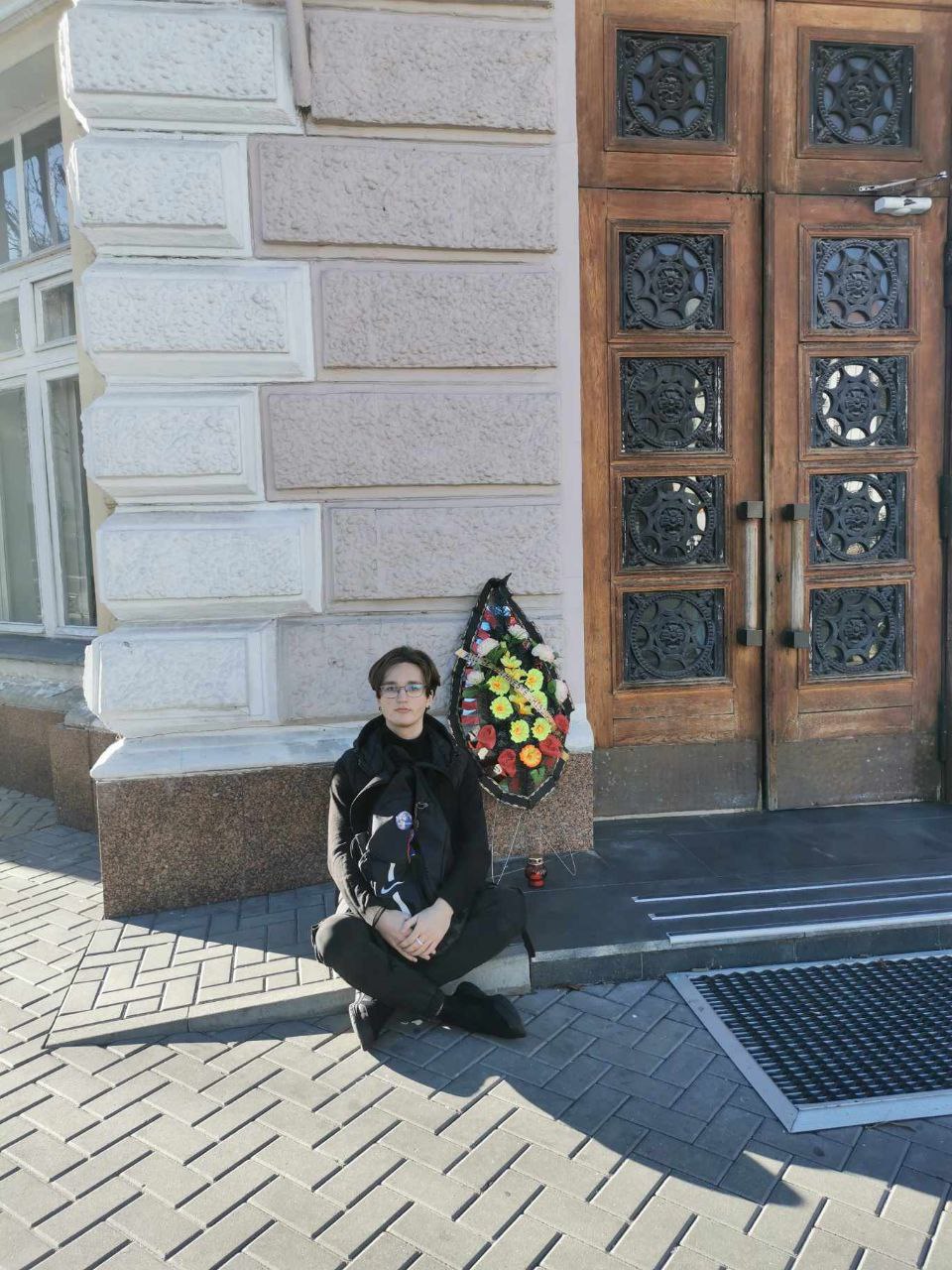 „Aici se odihnește Chișinăul European”. Un tânăr a depus o coroană de flori în fața Primăriei, după ce Ceban a câștigat fotoliul de primar al capitalei
