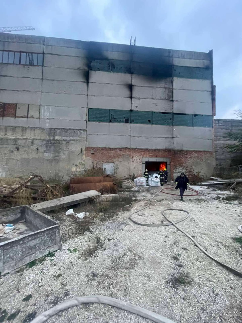 FOTO Detalii despre incendiul din Bălți: 38 de pompieri, inclusiv militari, au intervenit pentru a stinge flăcările