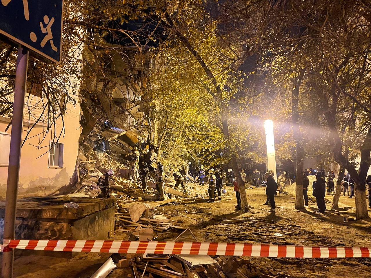 (ФОТО, ВИДЕО) В Астрахани обрушились два подъезда пятиэтажного дома. Один человек погиб, еще несколько числятся пропавшими без вести