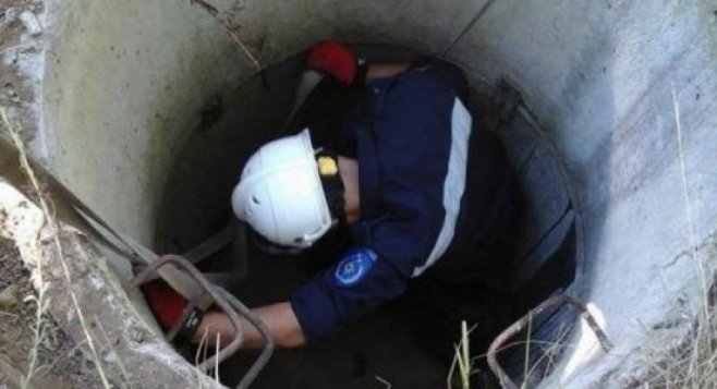 (ФОТО) В Сороках молодой человек упал в канализационный колодец. Его вытащили спасатели