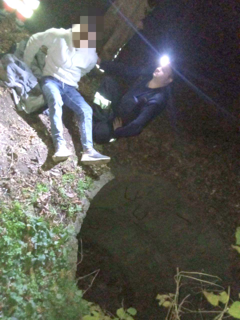 FOTO Soroca: Tânăr salvat după ce a căzut într-o gură de canalizare cu adâncimea de 2 metri