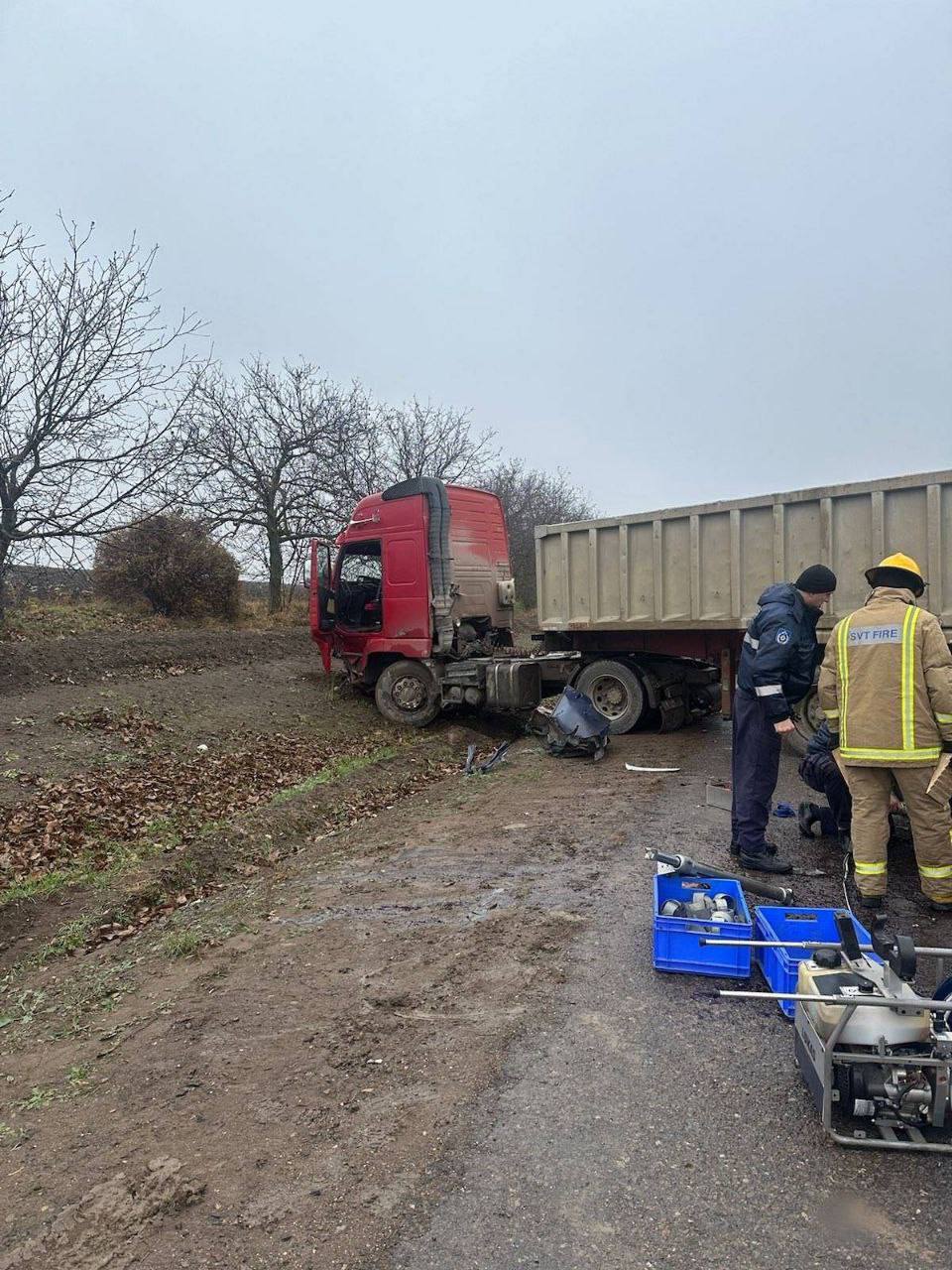 FOTO Tragedie pe traseul Soroca-Cosăuți: Doi morți, după ce o mașină s-a izbit într-un camion (UPDATE)