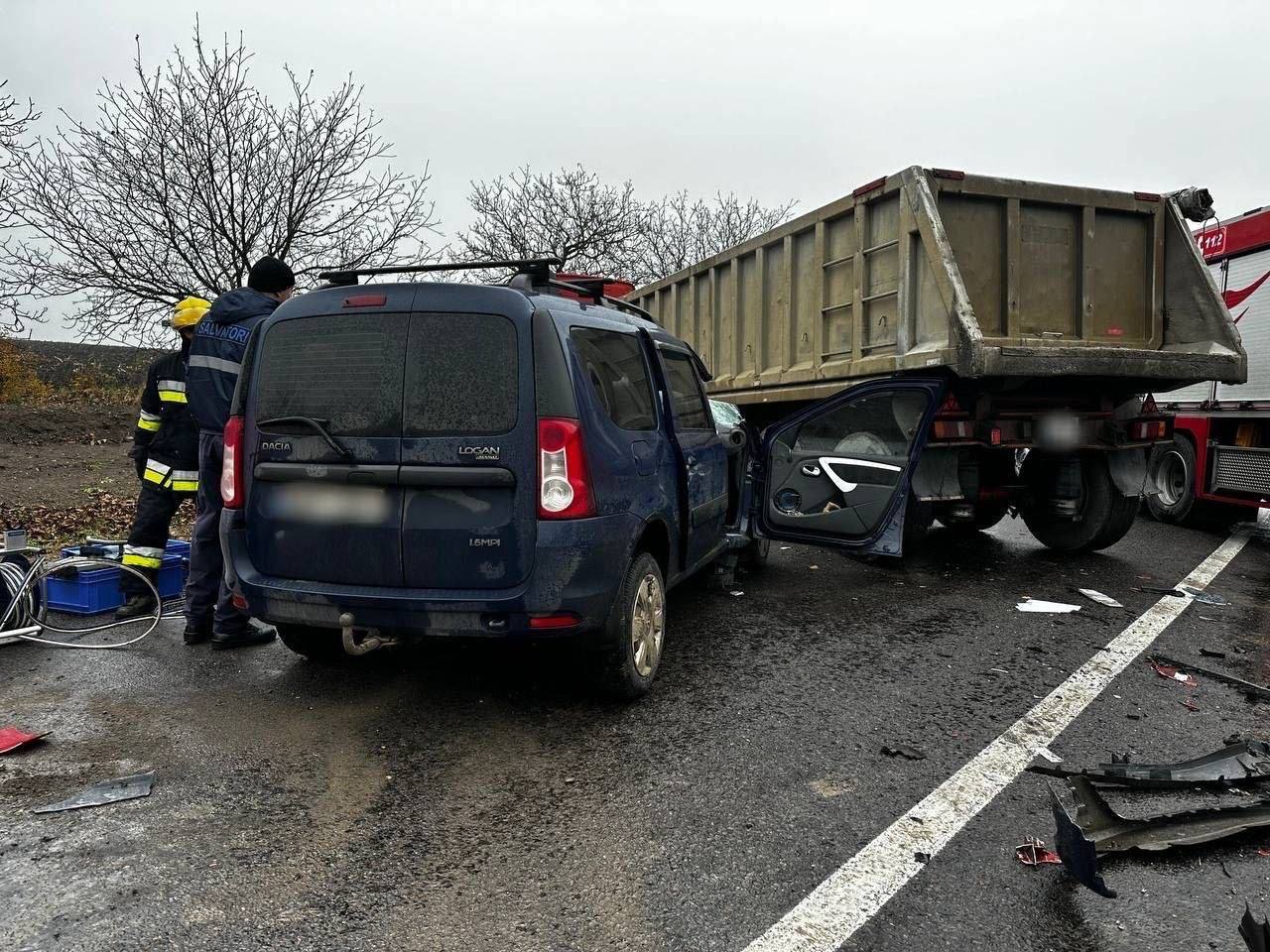 FOTO Tragedie pe traseul Soroca-Cosăuți: Doi morți, după ce o mașină s-a izbit într-un camion (UPDATE)