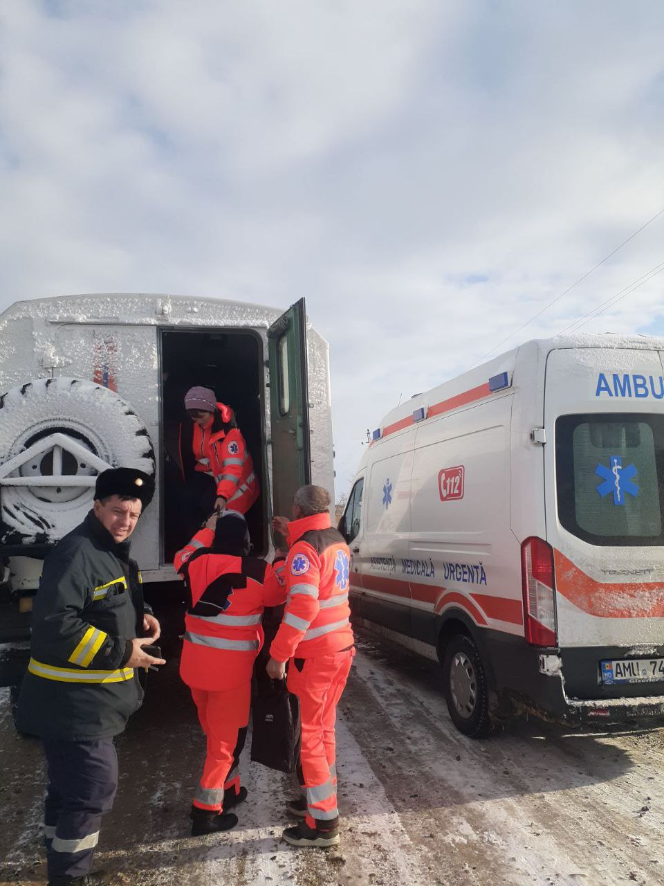 FOTO Blocate în zăpadă pe traseele din Moldova: aproape 170 de mijloace de transport și 7 ambulanțe, apel la salvatori