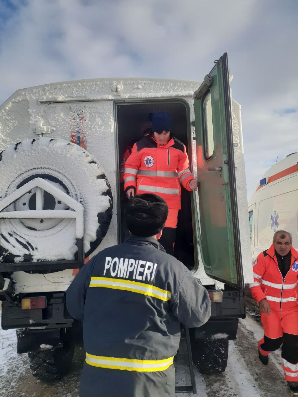 FOTO Blocate în zăpadă pe traseele din Moldova: aproape 170 de mijloace de transport și 7 ambulanțe, apel la salvatori