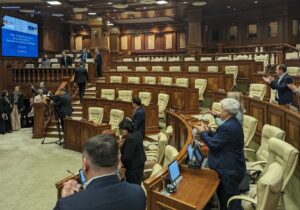 (UPD) ПСРМ и ПКРМ покинули заседание перед речью Стефанчука. Депутат от PAS: «Это позорный жест»