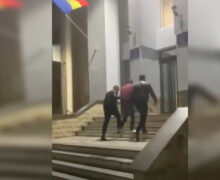 (ВИДЕО) В Кишиневе раскрыли группу мошенников. Они вымогали деньги по схеме «родственник попал в ДТП»