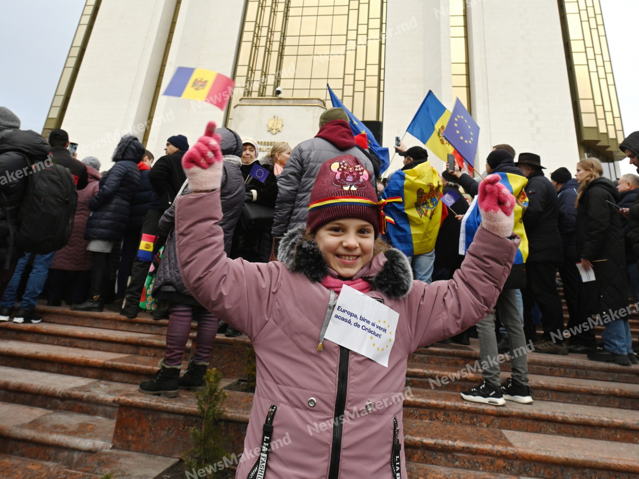 FOTO Sărbătoare în curtea Președinției de la Chișinău. Moldovenii au marcat decizia istorică a Consiliului European cu muzică și dans