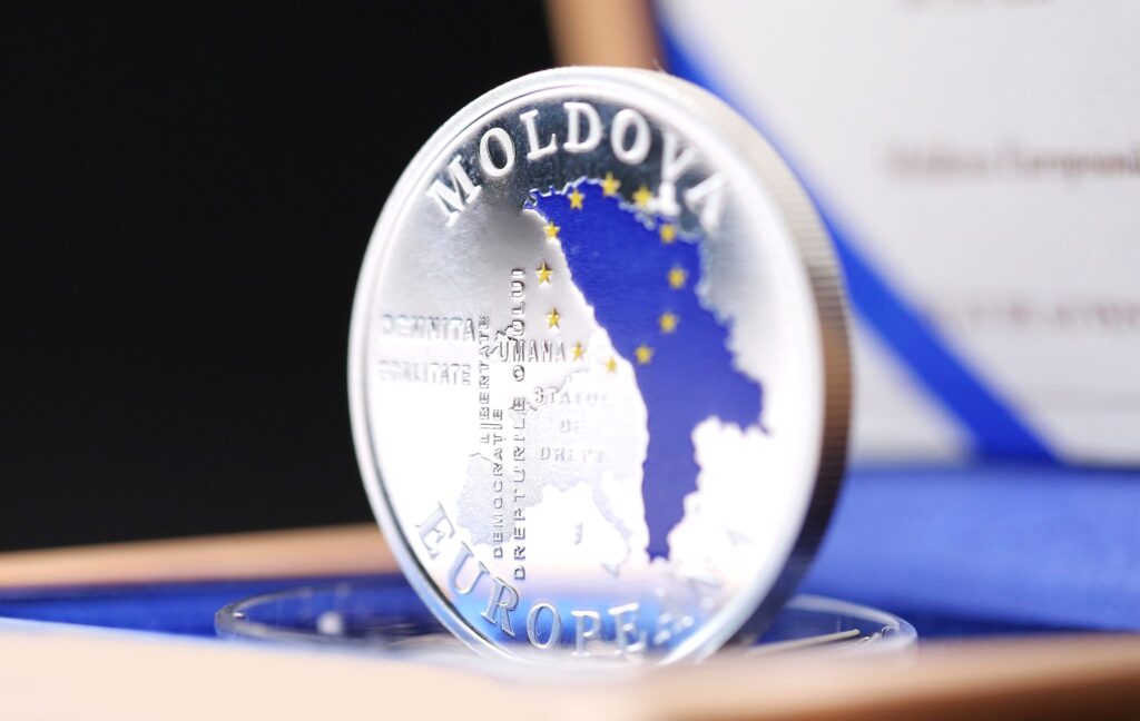 În Moldova va fi pusă în circulație o monedă de argint dedicată lansării negocierilor de aderare la UE