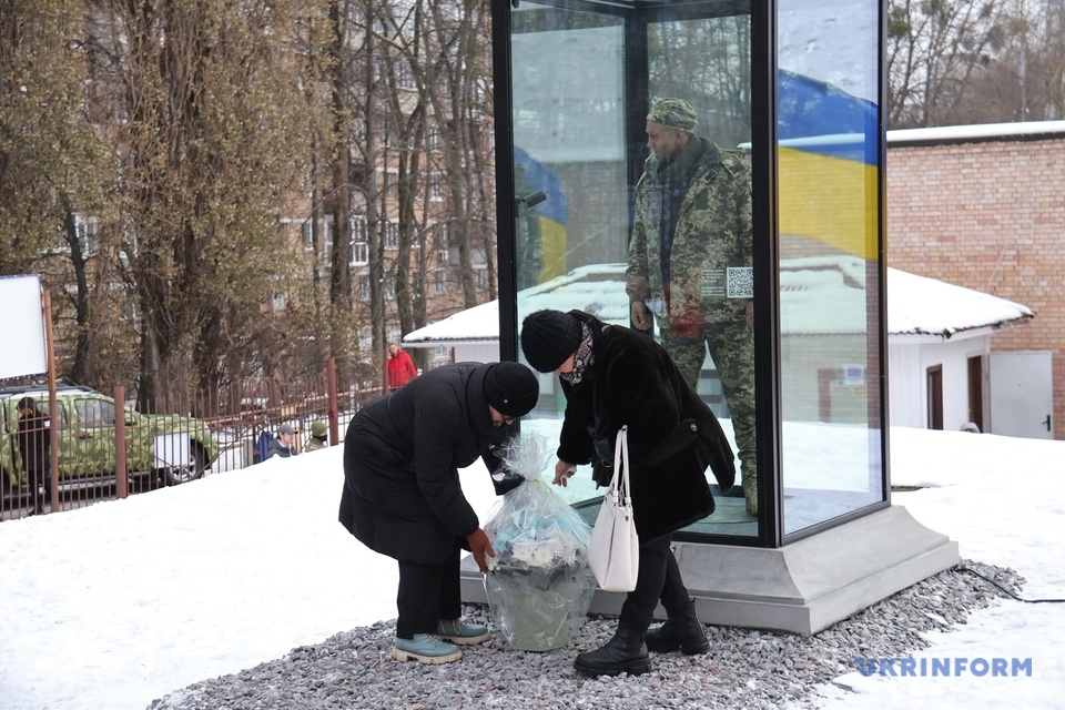 (ФОТО) В Киеве установили памятник украинскому военному родом из Молдовы Александру Мациевскому
