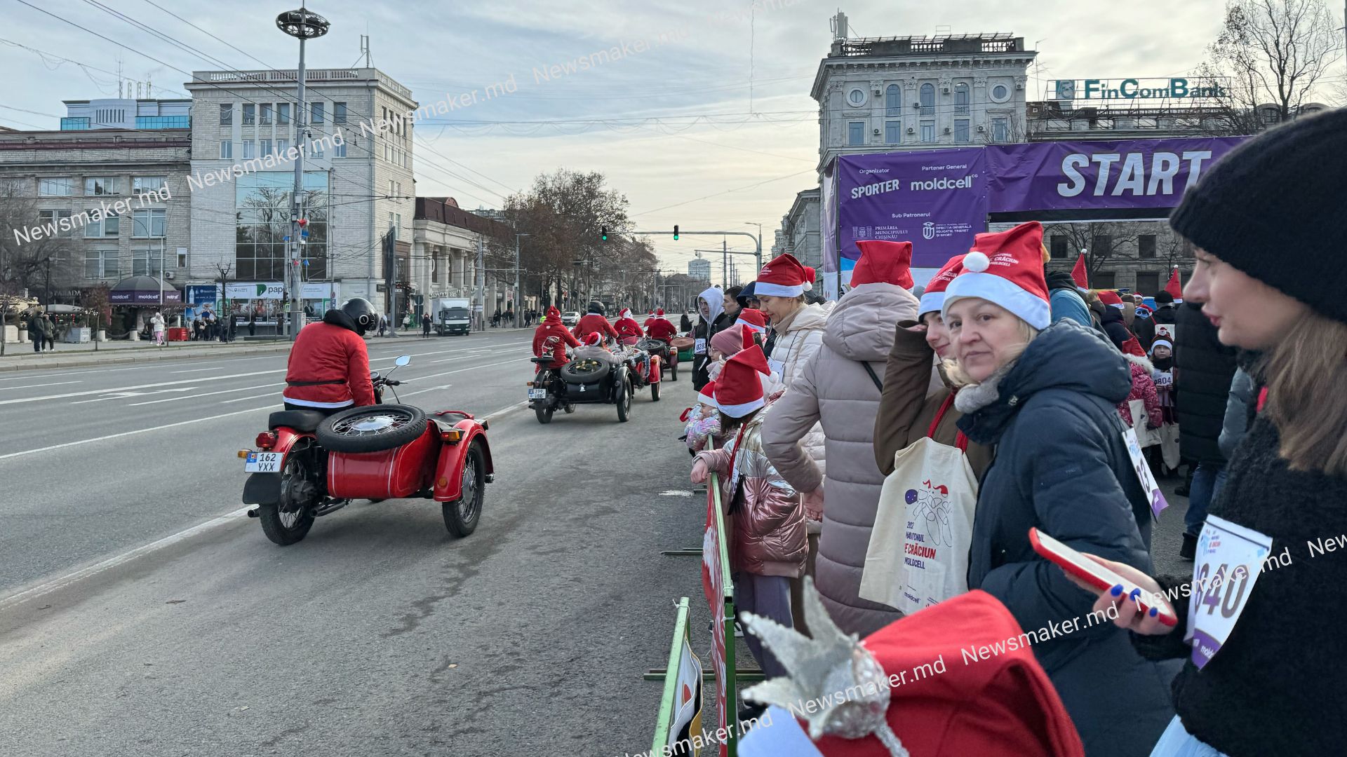 (ФОТО, ВИДЕО) Деды Морозы, олени и эльфы: как в центре Кишинева прошел «Рождественский марафон»