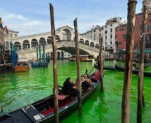 (ФОТО) Экоактивисты окрасили в зеленый цвет Гранд-канал в Венеции