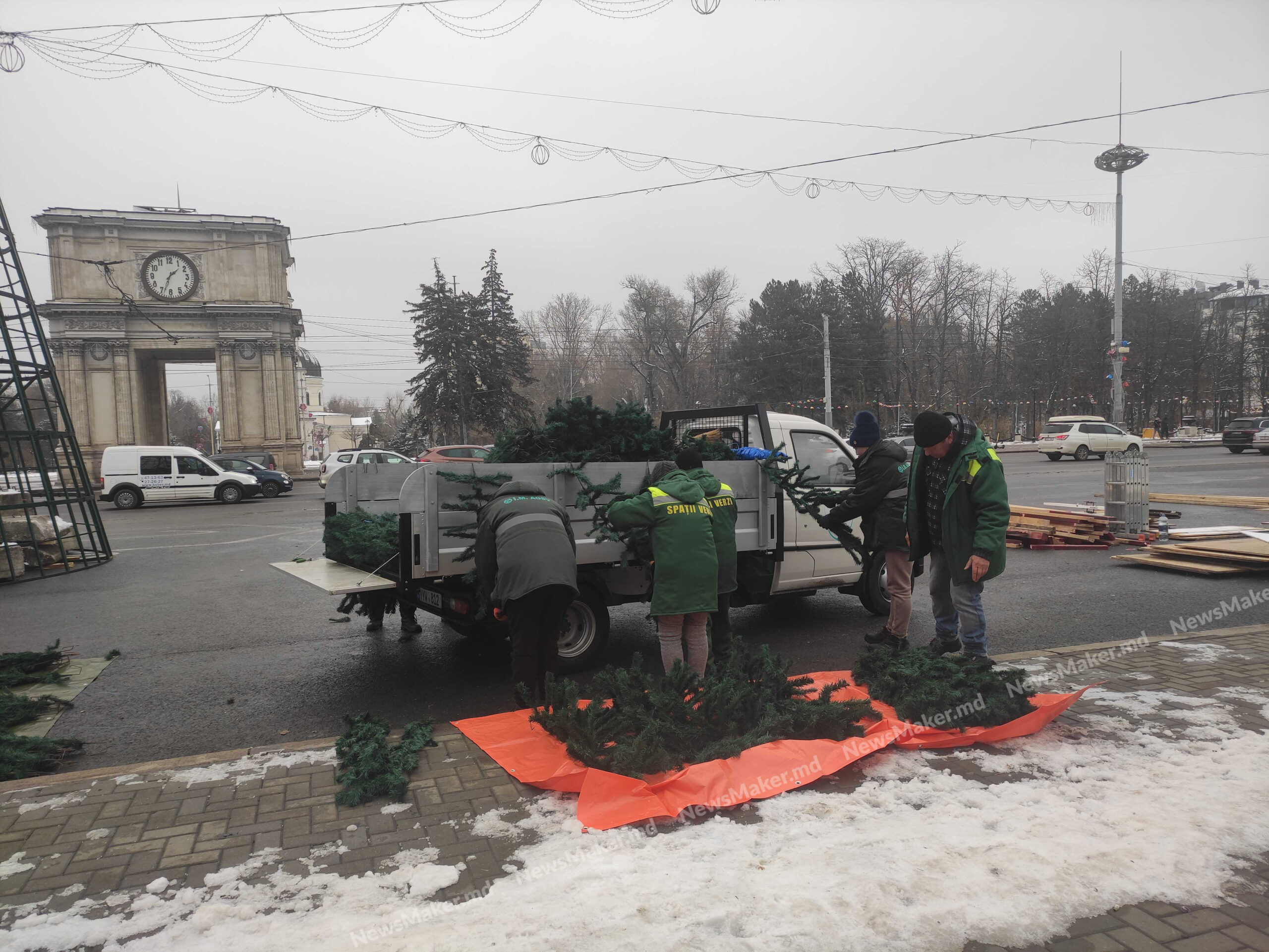 (ФОТО) В центре Кишинева начали устанавливать новогоднюю елку
