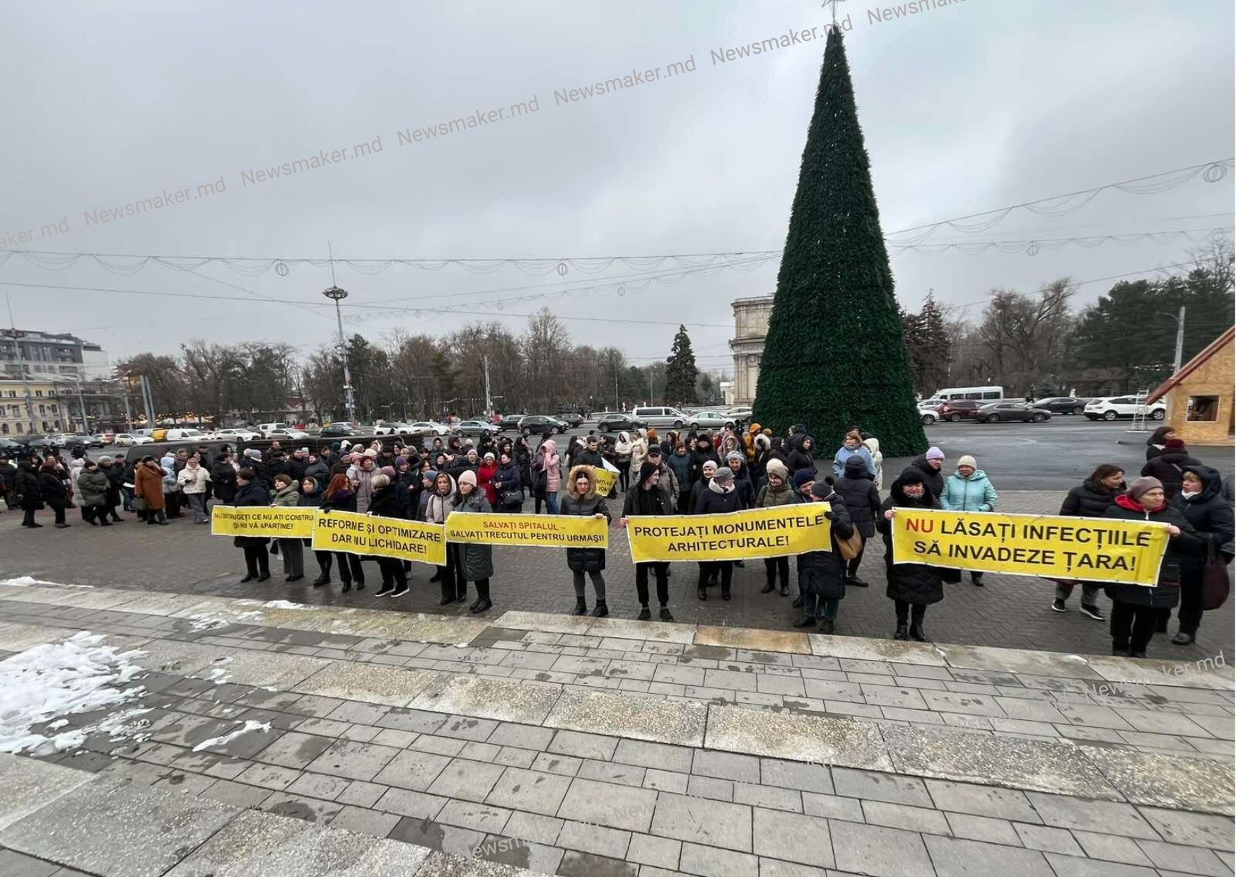 (ФОТО) «Руки прочь от больницы им. Тома Чорбэ». Медработники провели протест в центре Кишинева