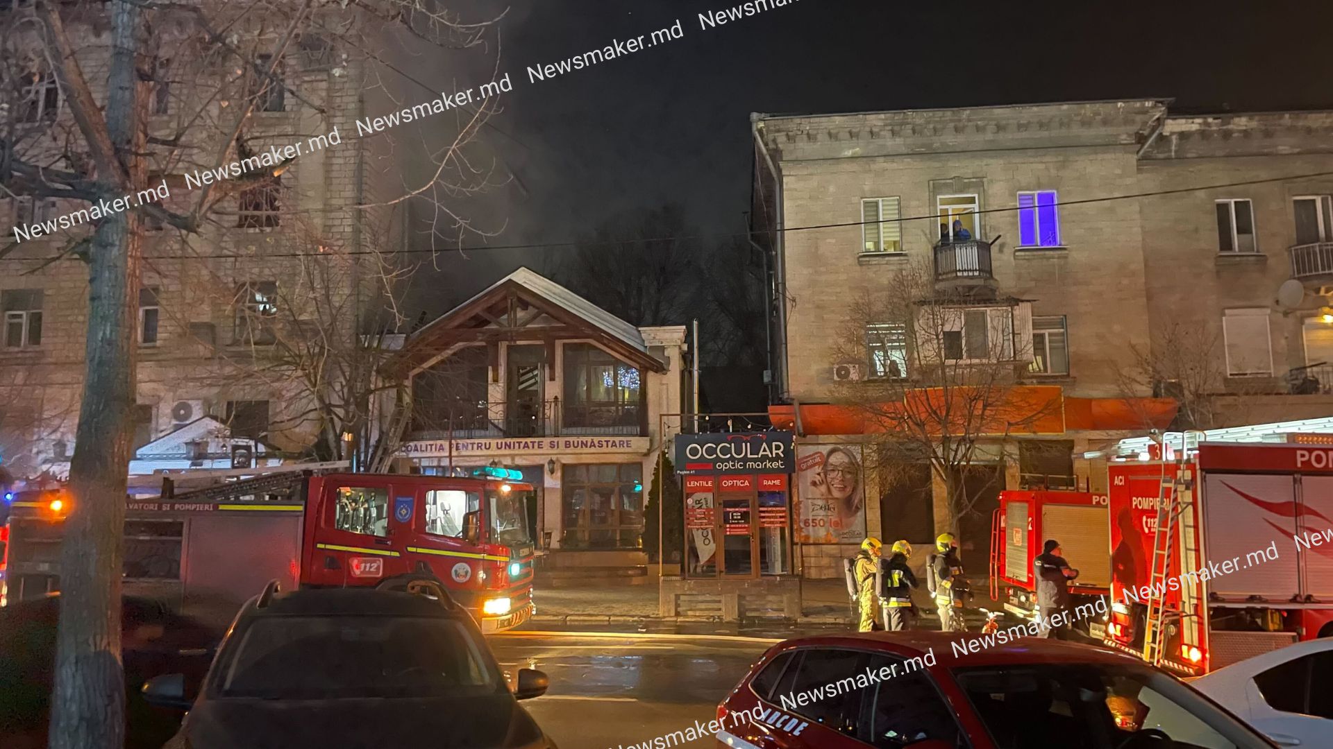 FOTO Acoperișul unei clădiri din centrul Chișinăului a luat foc: un pompier a ajuns la spital cu traumatisme 
