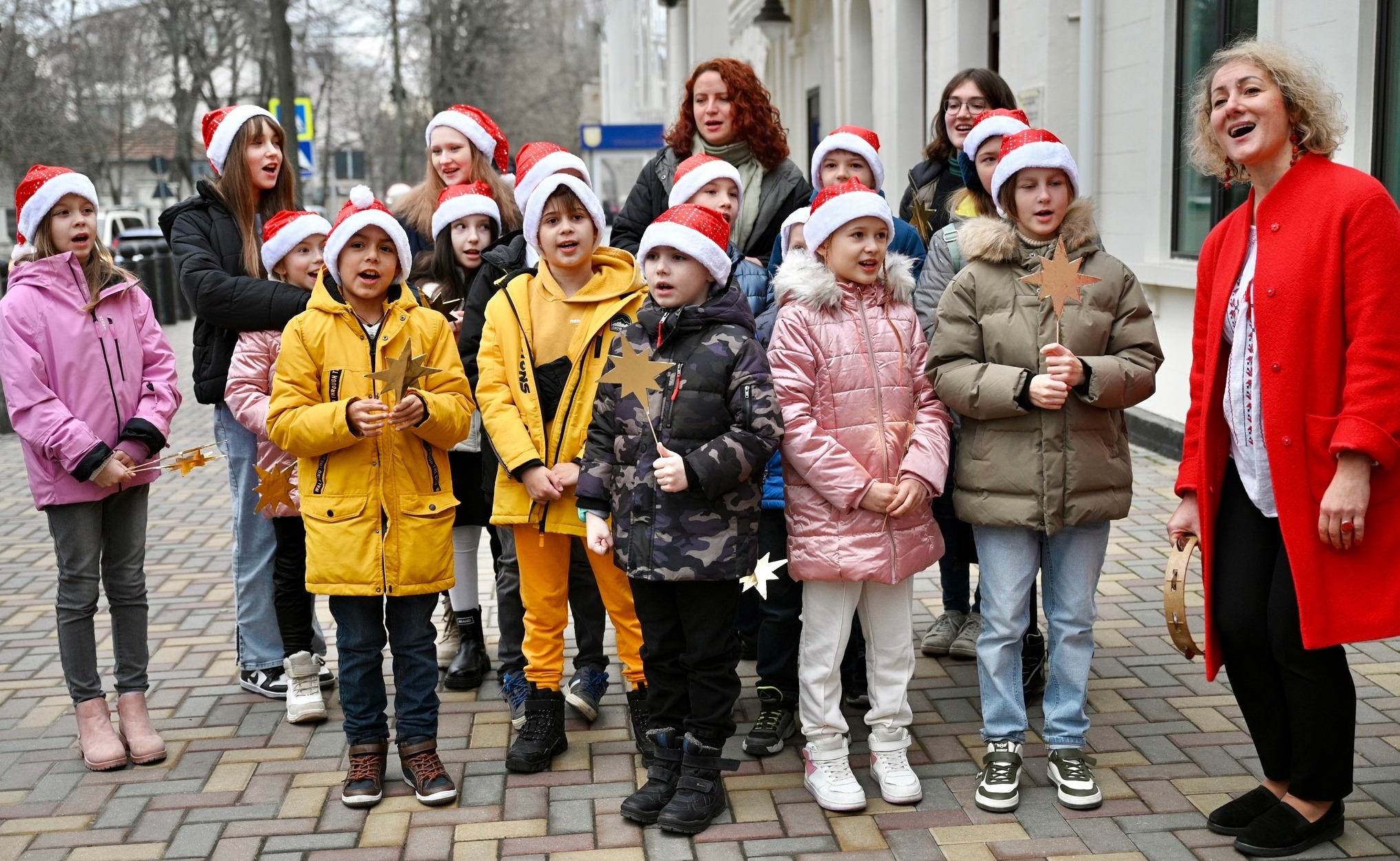 FOTO Un grup de copii din Ucraina a colindat Ambasada SUA. Micuții au cântat în ucraineană, română și engleză