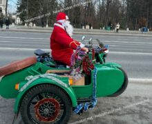 (ФОТО, ВИДЕО) Деды Морозы, олени и эльфы: как в центре Кишинева прошел «Рождественский марафон»