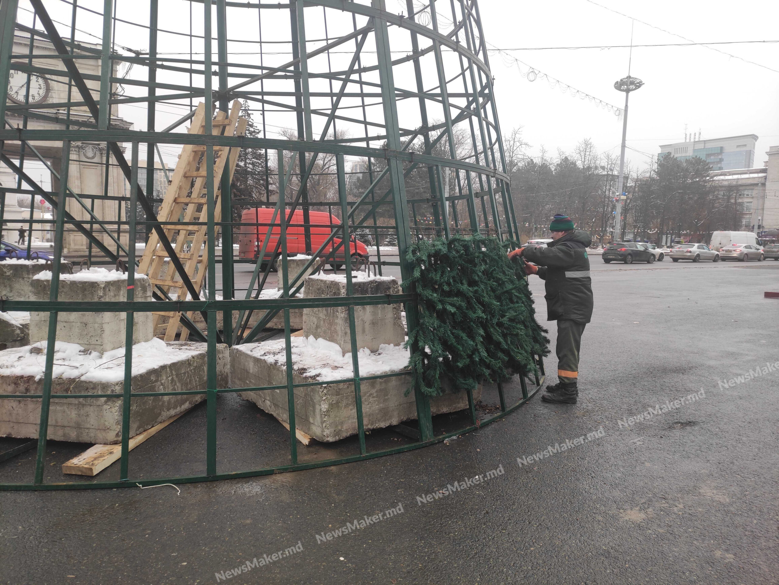 (ФОТО) В центре Кишинева начали устанавливать новогоднюю елку