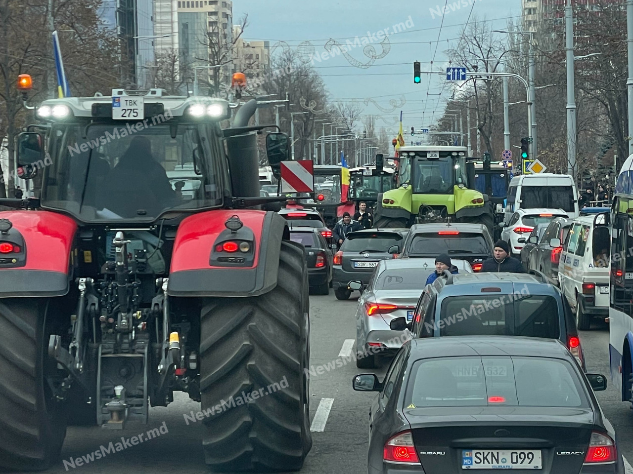 VIDEO Haos în Chișinău. Fermierii-protestatari și-au oprit tractoarele în trafic ca să ducă bălegar la Președinție, iar troleibuzele întârzie