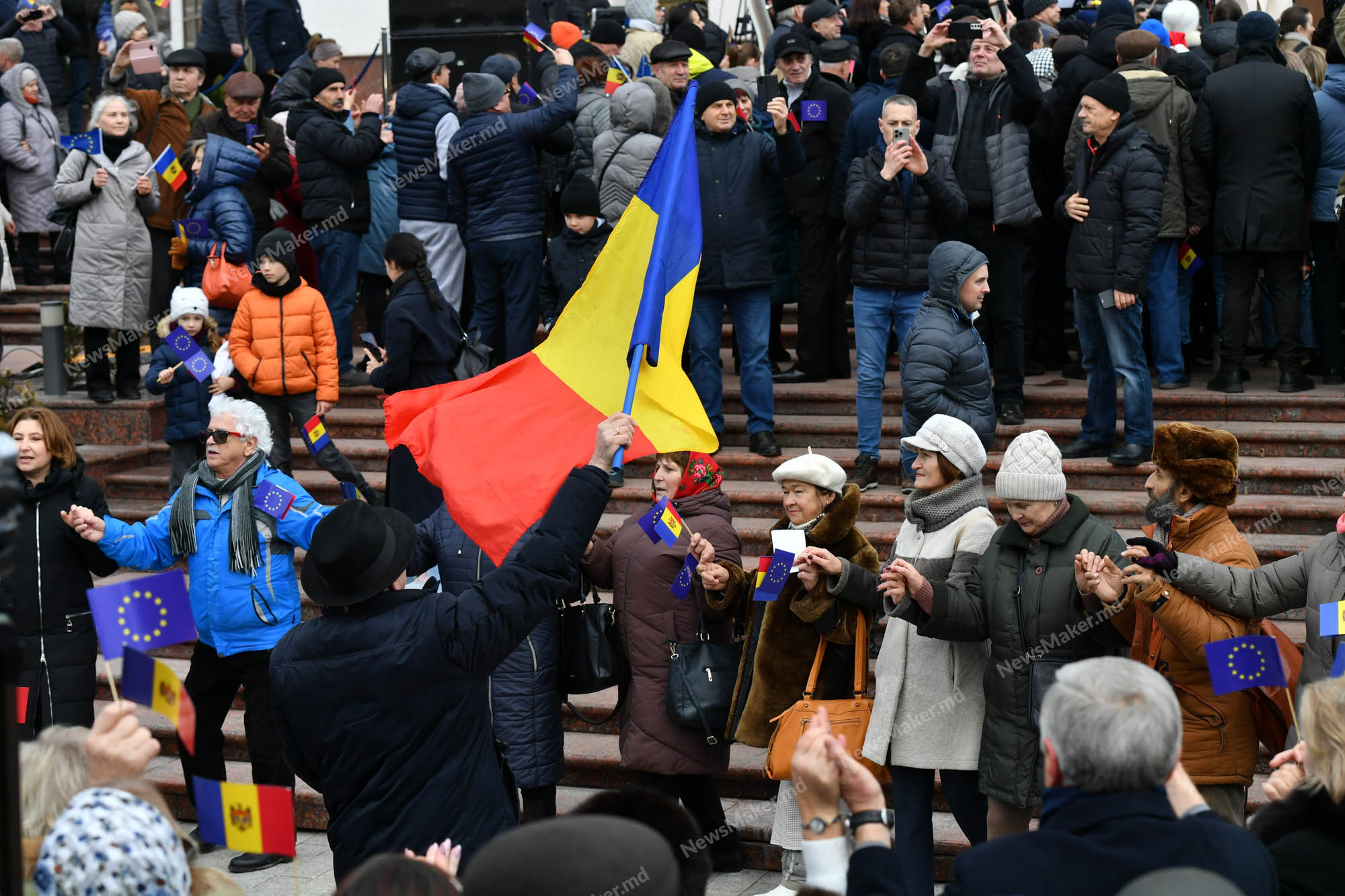 FOTO Sărbătoare în curtea Președinției de la Chișinău. Moldovenii au marcat decizia istorică a Consiliului European cu muzică și dans