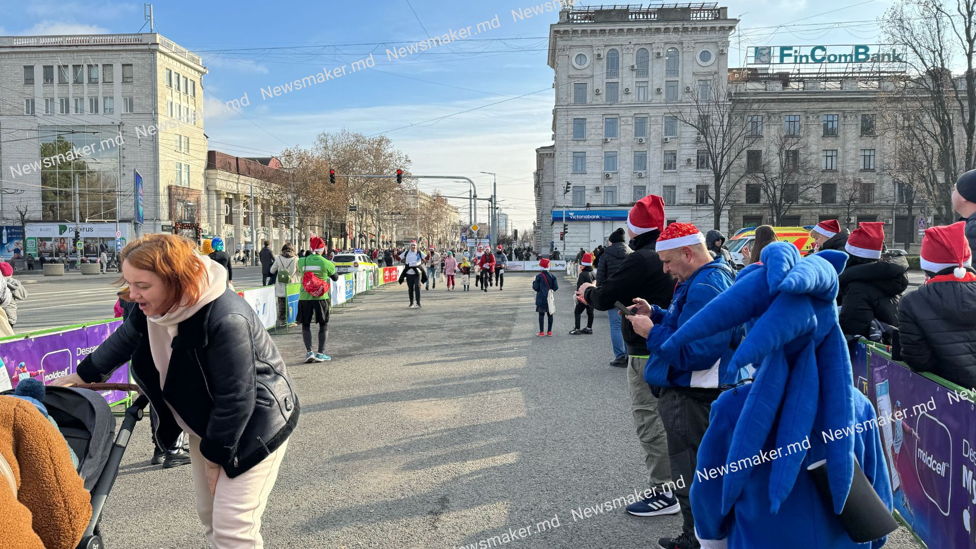 (ФОТО, ВИДЕО) Деды Морозы, олени и эльфы: как в центре Кишинева прошел «Рождественский марафон»