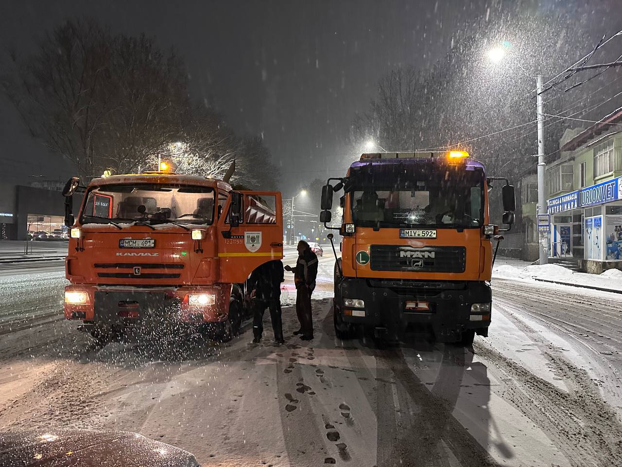 FOTO Patru camioane blocate, un accident și mașini care au derapat de pe traseu. Consecințele zăpezii și a poleiului