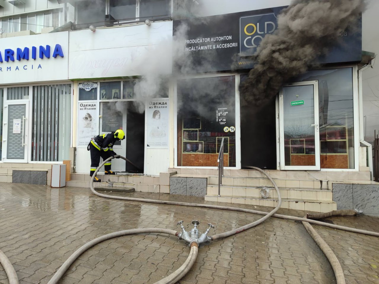 (ФОТО) В Комрате в торговом комплексе произошел пожар