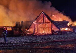 (ВИДЕО) В пожаре в пансионате Румынии погибли по меньшей мере 5 человек