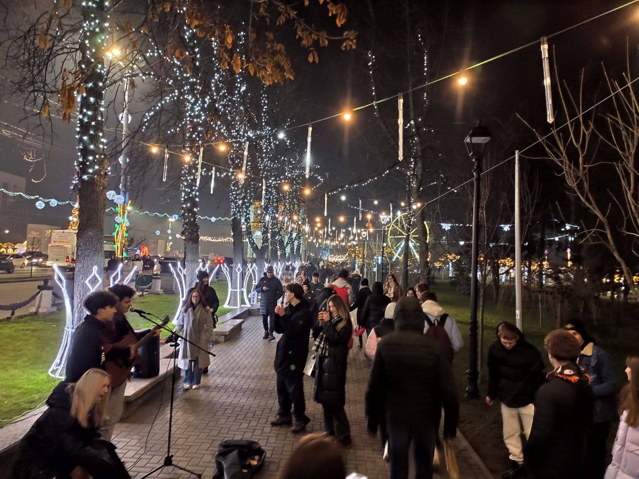 (ФОТО, ВИДЕО) Ярмарка, фейерверк и концерт. Мэрия Кишинева приглашает граждан встретить вместе новый год