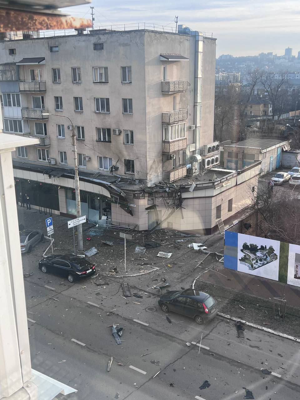 (ФОТО, ВИДЕО) Российский город Белгород попал под обстрел. Погибли 14 человек