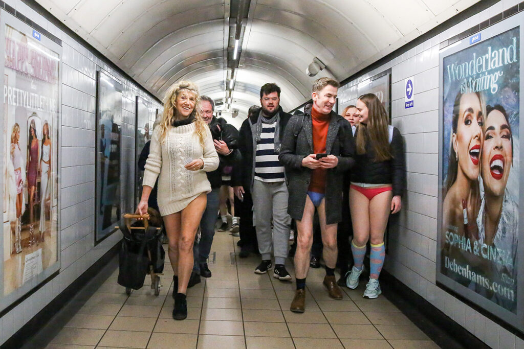 Fără pantaloni la metrou. Imagini de la Londra, unde zeci de oameni au defilat... doar în chiloți