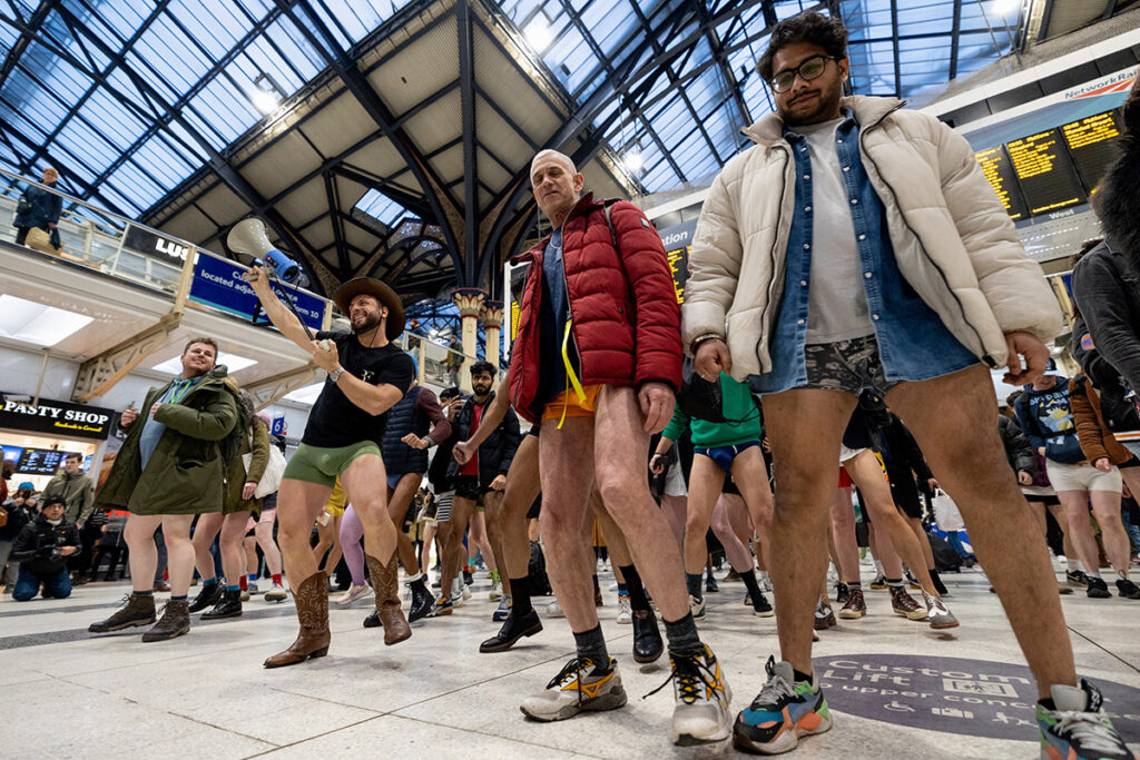 Fără pantaloni la metrou. Imagini de la Londra, unde zeci de oameni au defilat... doar în chiloți