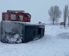 (ФОТО) В Румынии перевернулся рейсовый микроавтобус Бухарест-Кишинев с 17 пассажирами. Одну из пассажирок доставили в больницу
