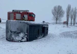 (ФОТО) В Румынии перевернулся рейсовый микроавтобус Бухарест-Кишинев с 17 пассажирами. Одну из пассажирок доставили в больницу