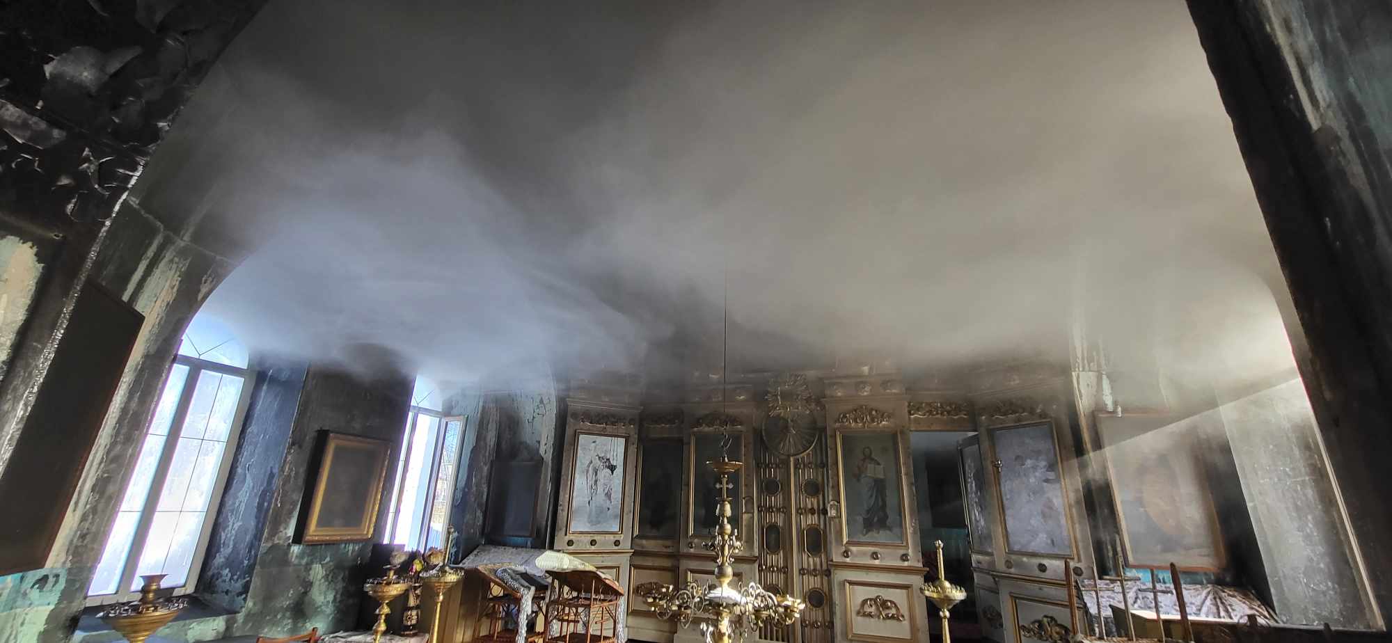 FOTO/VIDEO Biserica „Minunea Arhanghelului Mihail” din raionul Soroca, cuprinsă de flăcări. Au ars icoane și alte bunuri