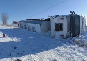 (ФОТО) В Румынии перевернулась цистерна с вином, зарегистрированная в Молдове