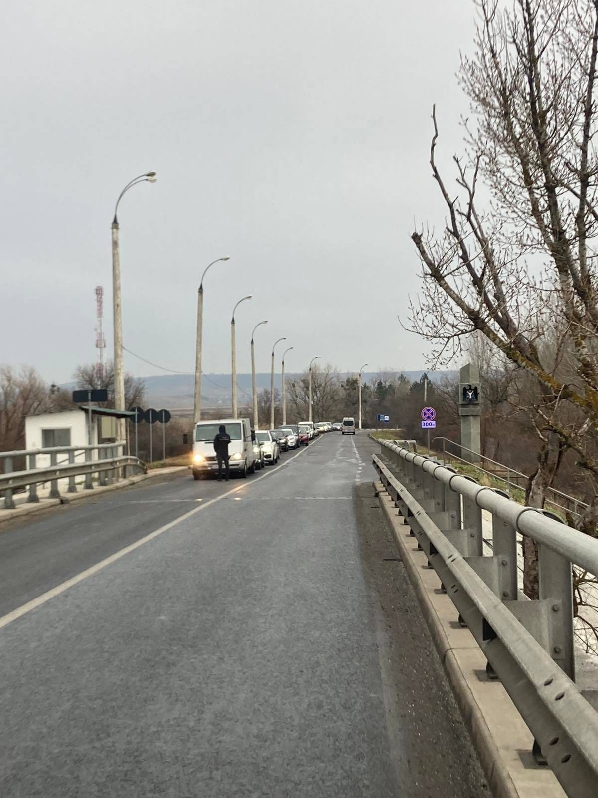 (ФОТО) На границе Молдовы и Румынии образовались очереди. КПП работают в усиленном режиме