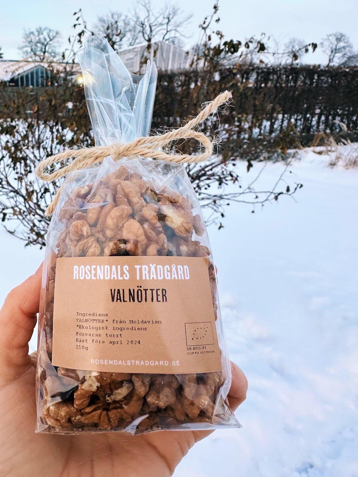 (ФОТО) В королевском ботаническом саду в Стокгольме продают молдавские орехи