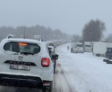 (ВИДЕО) 60 ДТП, сотни разблокированных авто, затрудненное движение по трассам. Первые итоги «снежного» понедельника в Молдове
