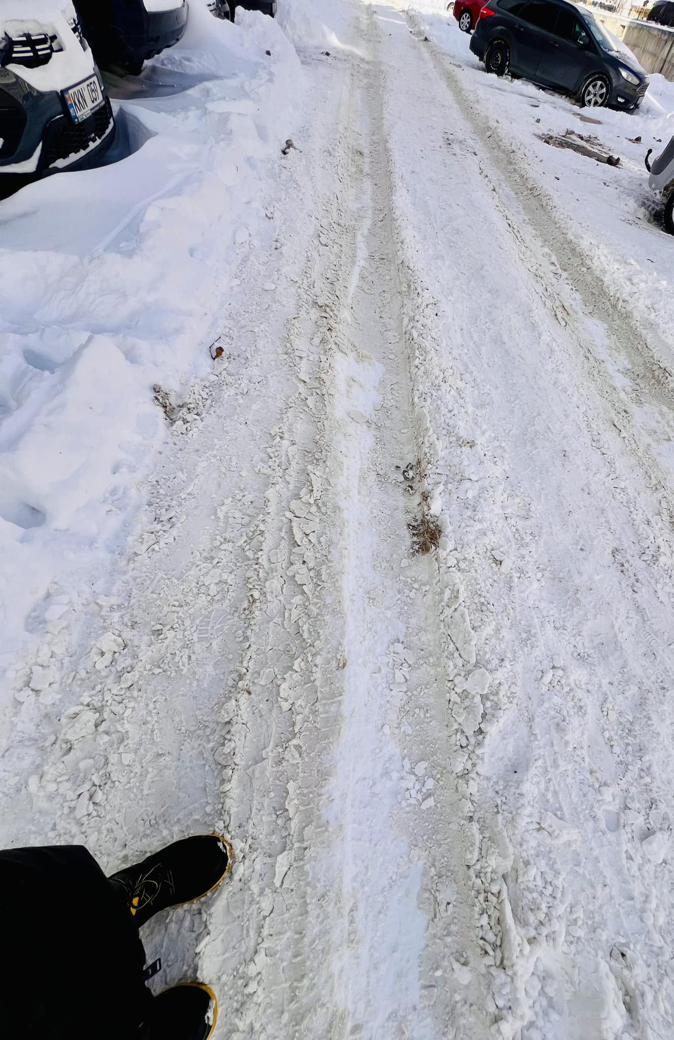 (ФОТО) Спустя три дня после снегопада жители Кишинева продолжают жаловаться на нерасчищенные дворы и тротуары. Что говорят в мэрии?