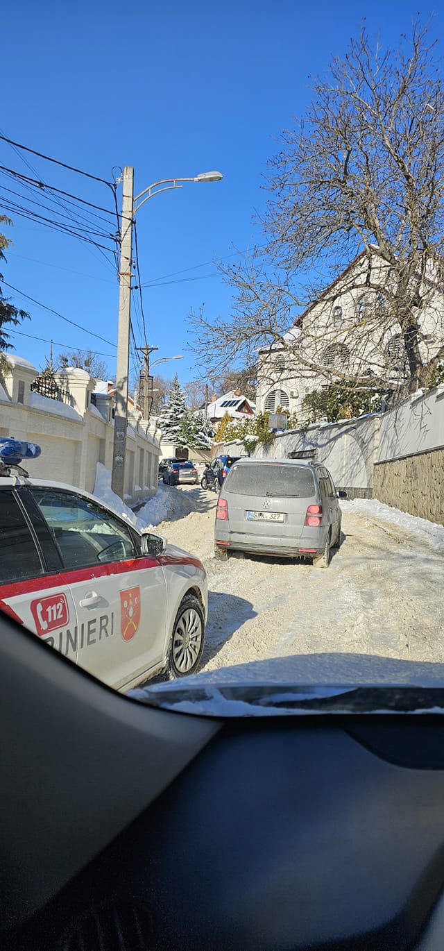 VIDEO Ninsorile au trecut, zăpada a rămas. Cum arată străzile din Chișinău, deși Primăria dă asigurări că se lucrează intens