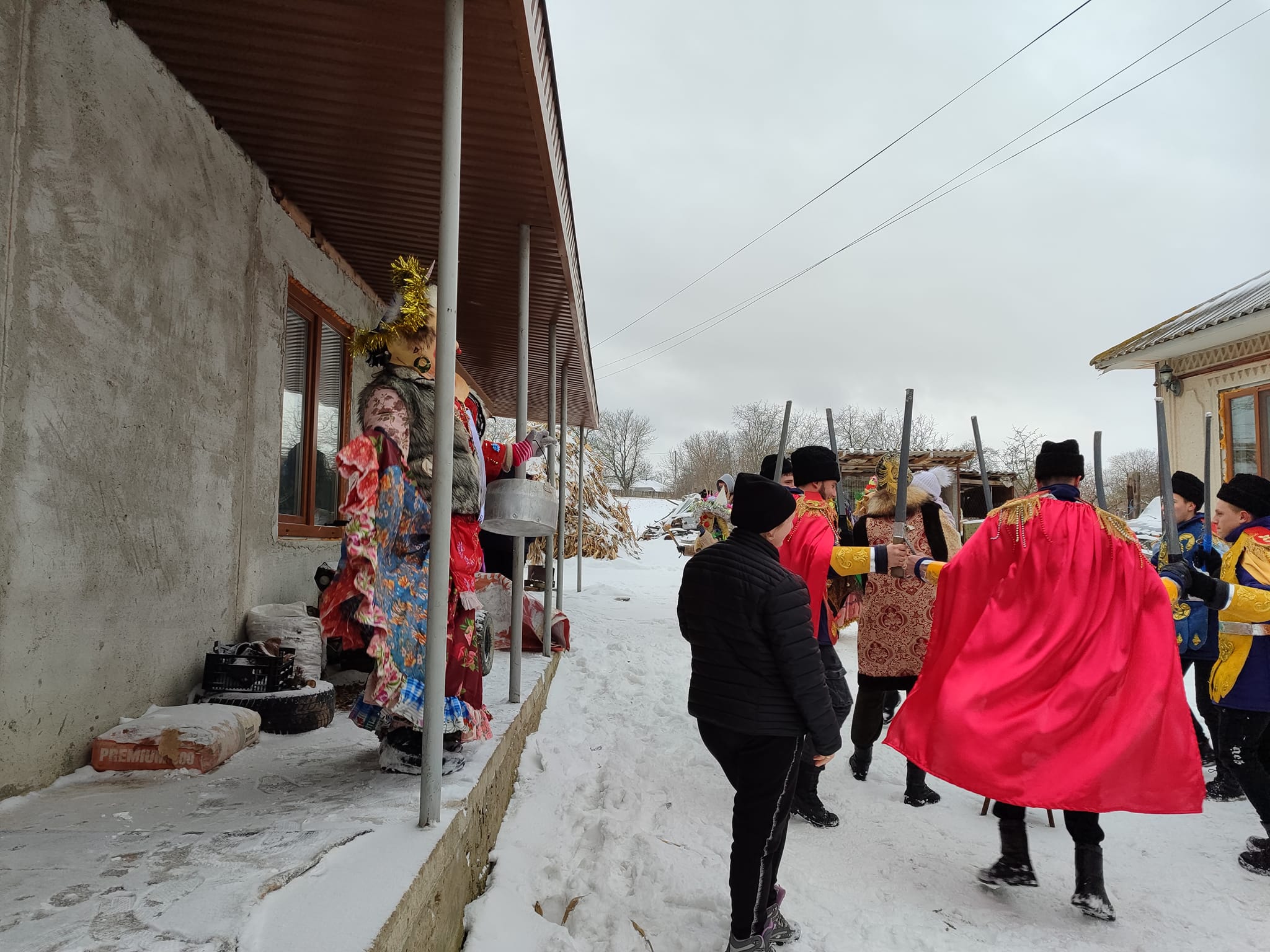 FOTO/VIDEO Ajunul Anului Nou pe stil vechi, sărbătorit în satele din Moldova. Capra – vedeta tradițiilor din sudul țării, iar malanca – la nord