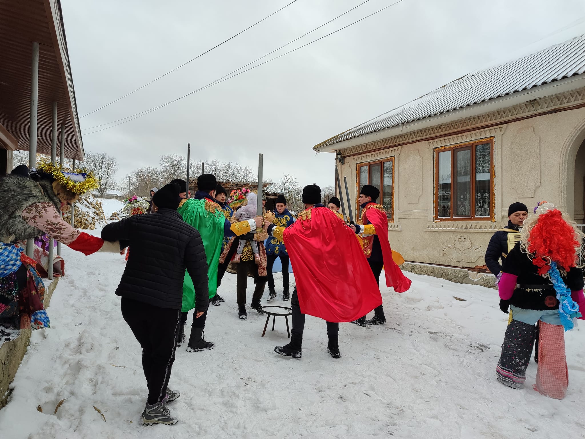 FOTO/VIDEO Ajunul Anului Nou pe stil vechi, sărbătorit în satele din Moldova. Capra – vedeta tradițiilor din sudul țării, iar malanca – la nord
