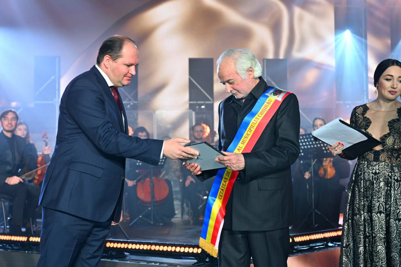 Opt personalități au devenit cetățeni de onoare ai municipiului Chișinău. Între ei – frații Advahov și Gheorghe Mustea