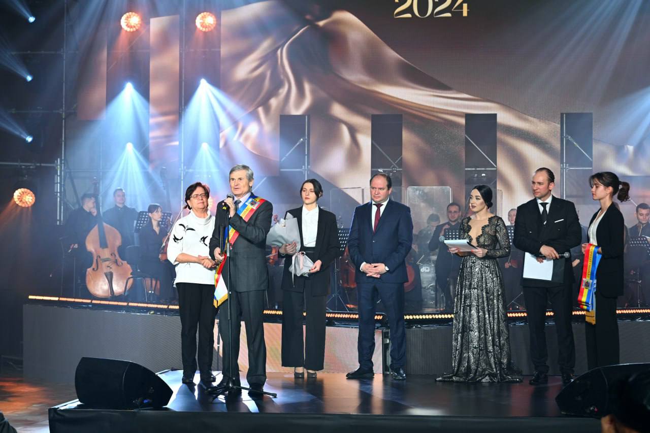(ФОТО) Мэр Кишинева наградил восемь деятелей культуры. Им присвоили титул «Почетных граждан Кишинева»
