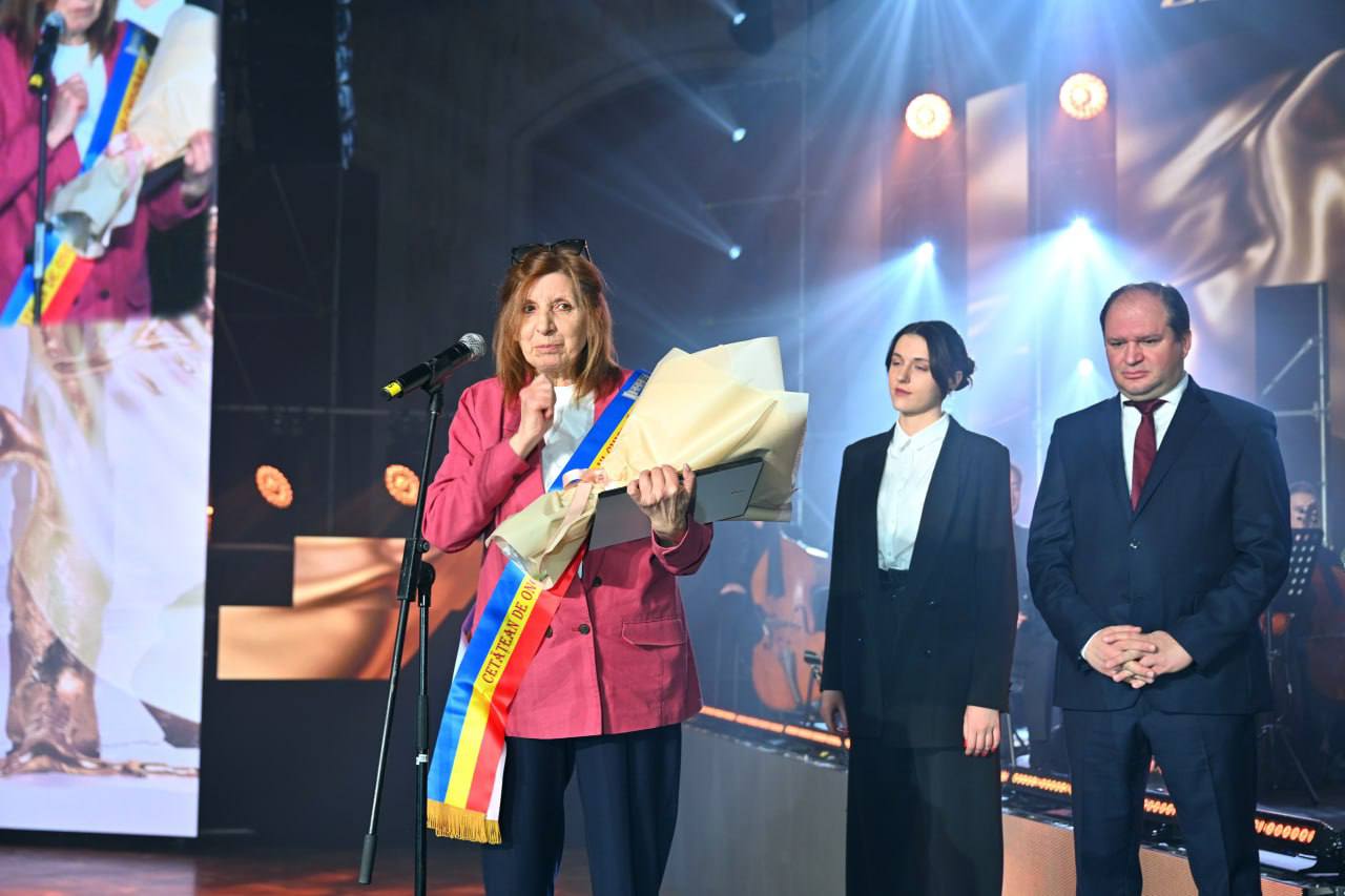 (ФОТО) Мэр Кишинева наградил восемь деятелей культуры. Им присвоили титул «Почетных граждан Кишинева»