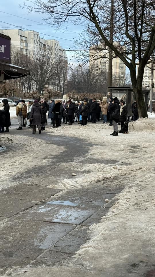 FOTO „Unde sunt troleibuzele?” Stații de așteptare aglomerate și ambuteiaje la Chișinău din cauza ghețușului 