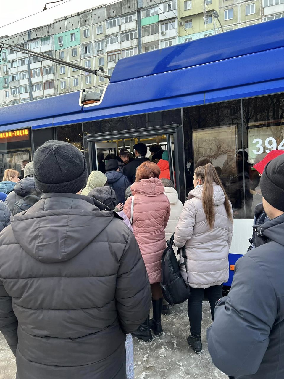 FOTO „Unde sunt troleibuzele?” Stații de așteptare aglomerate și ambuteiaje la Chișinău din cauza ghețușului 